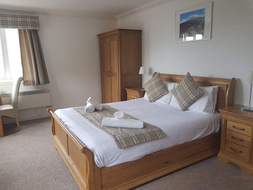 Loch Long Hotel 6/47