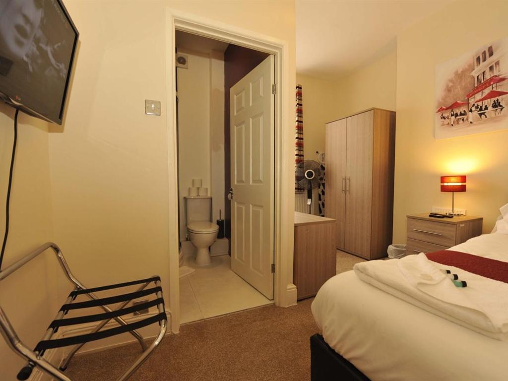 Gail's Guest House 2/7