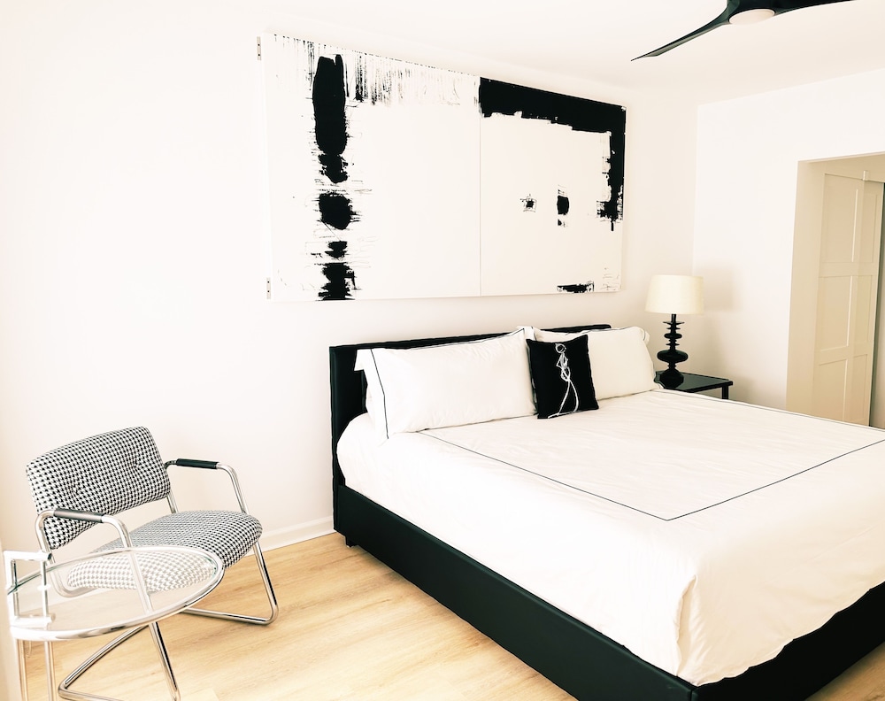 Deluxe, King Bed