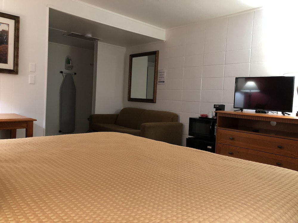 Capital O Budget Inn Ontario I-84 22/52