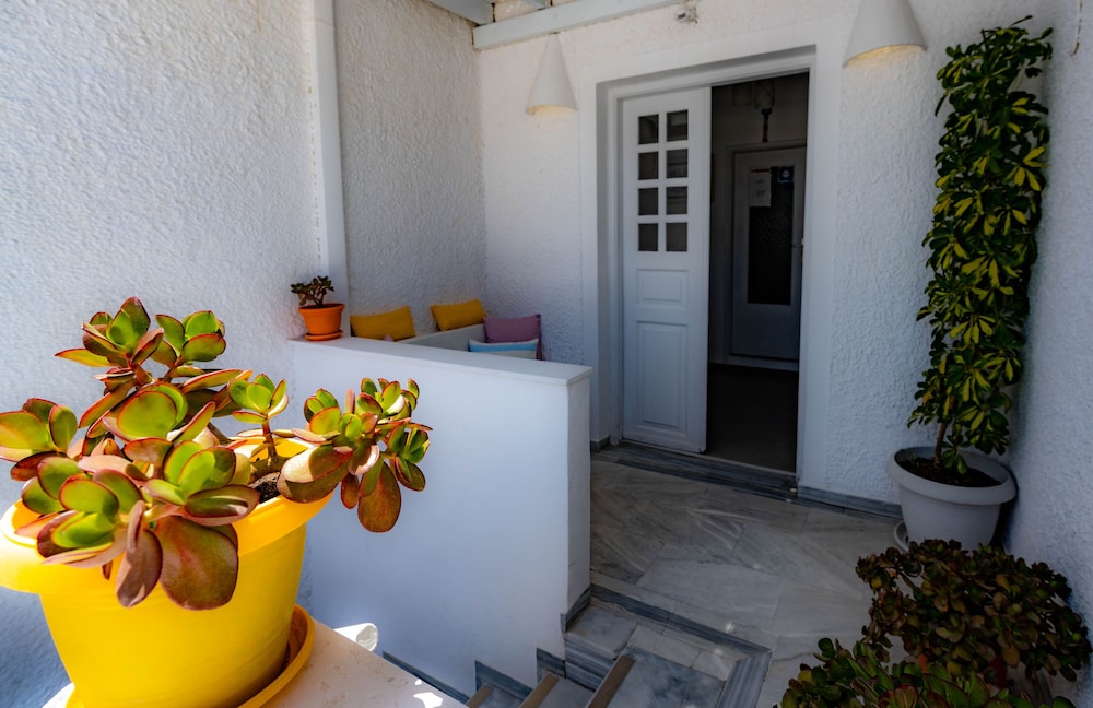 Join Us Low Cost Rooms 3/34