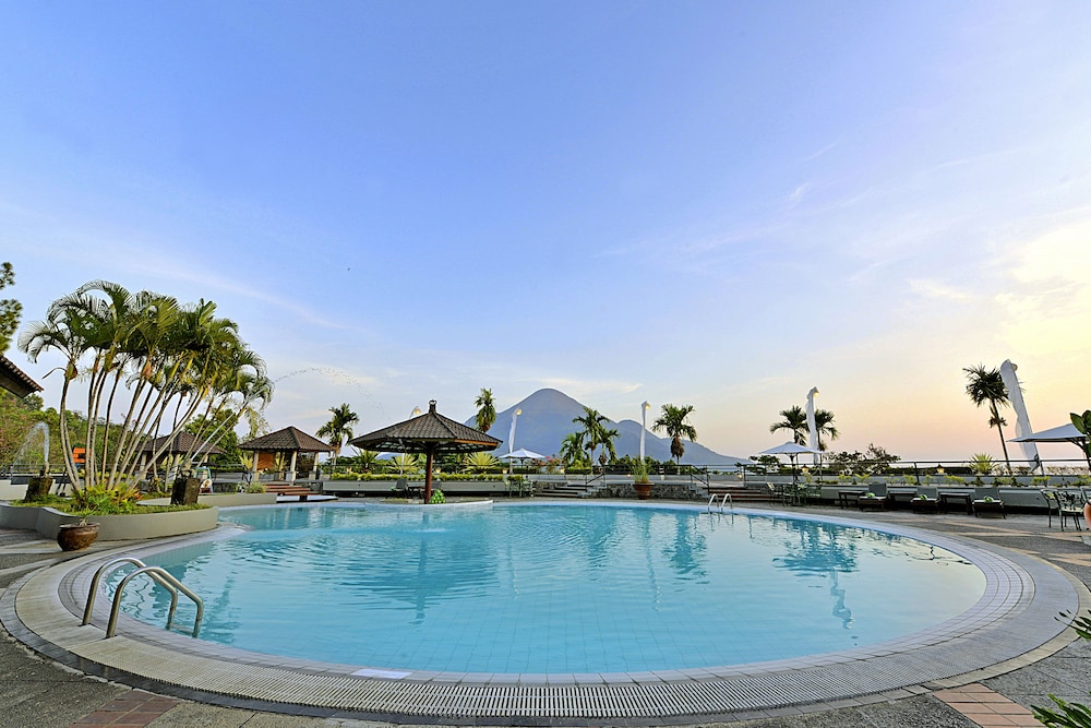 Grand Whiz Hotel Trawas Mojokerto 46/50