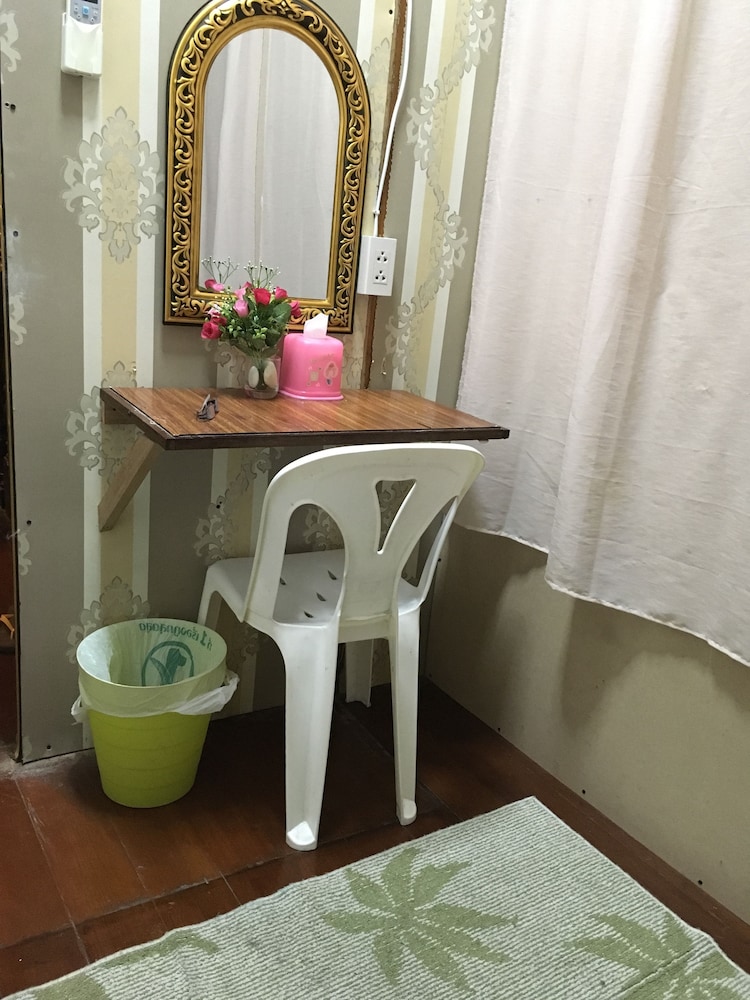 Hostel 24 50/50