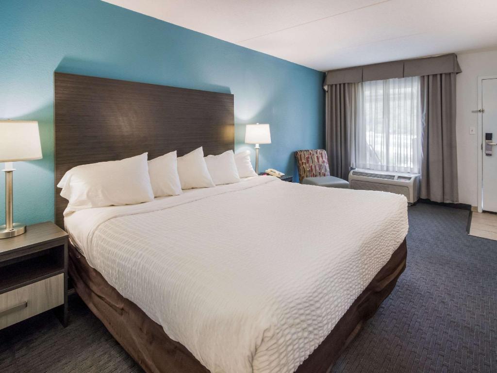 غرفة بسرير كينج مع أريكة، Clarion Inn Cleveland near University 4/10