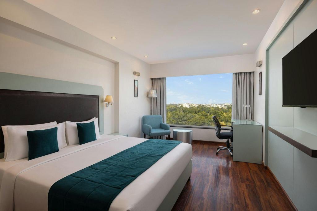 Green, Guest Room, King Bed, Partial View