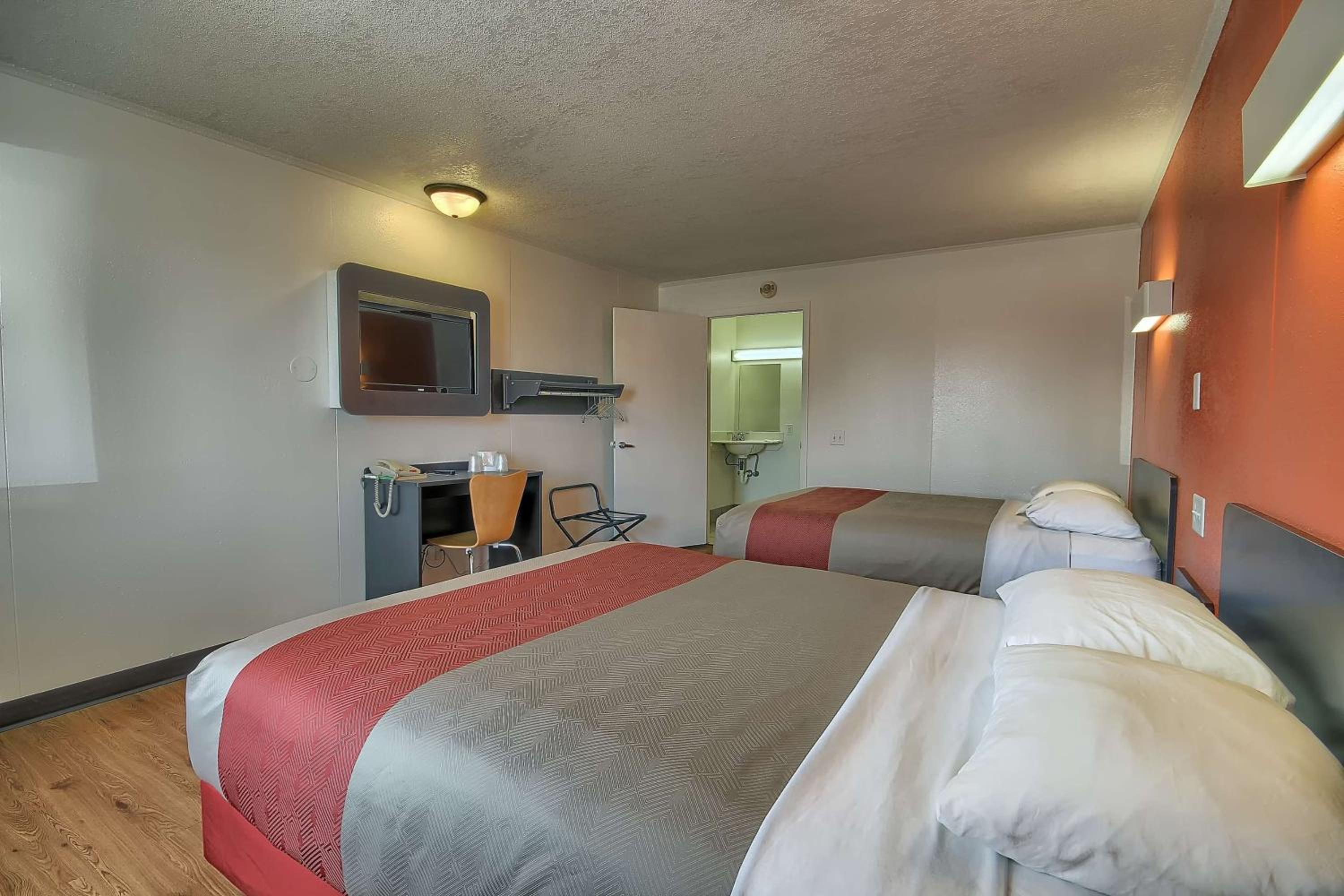 Room, 2 Queen Beds, Smoking, Motel6 Lima, OH 4/10