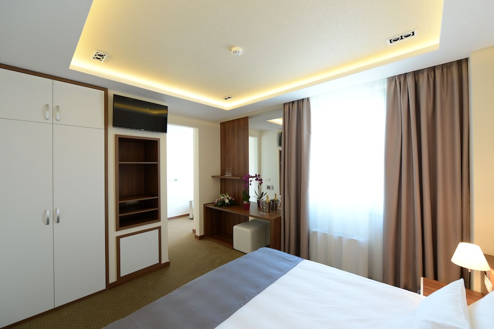 Hotel Hedonic 17/50
