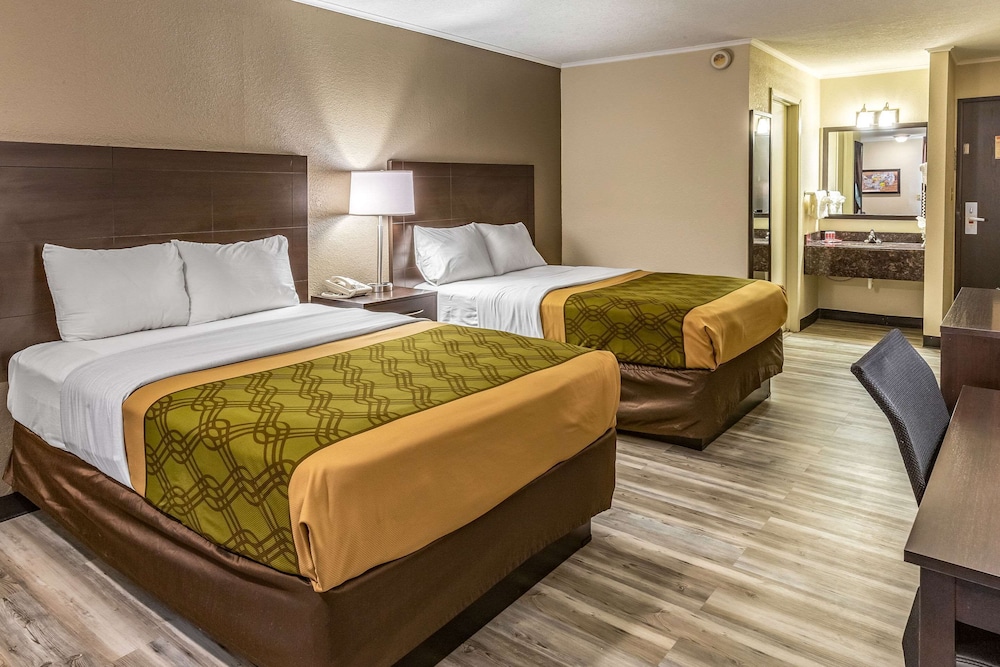 Baymont Inn & Suites by Wyndham Newton IA 1/6
