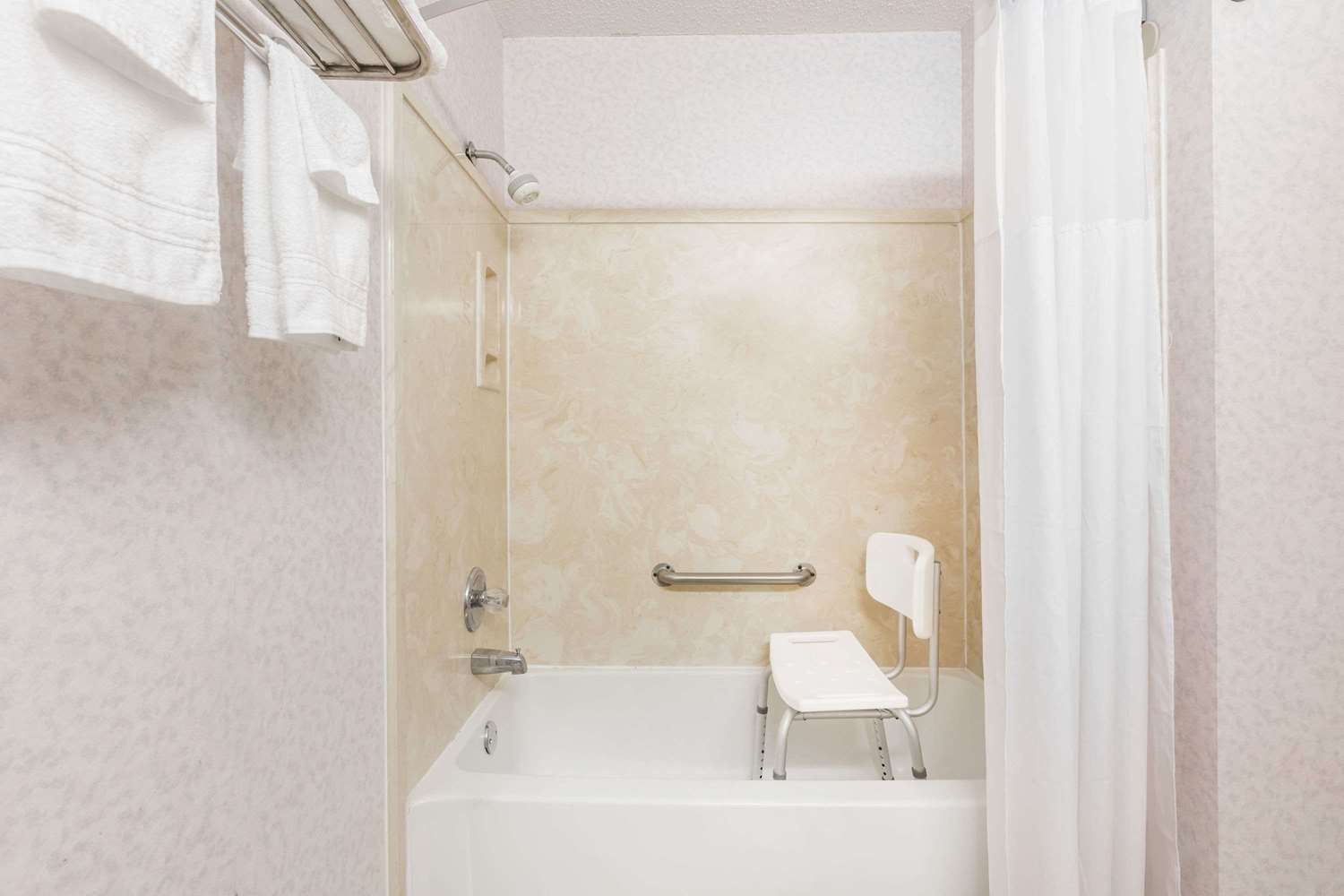 Days Inn By Wyndham Batesville 22/25