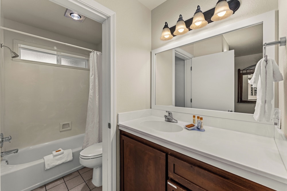 Redwood Hyperion Suites 64/65