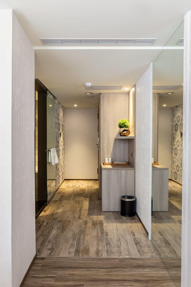 Lan Kwai Fong Garden Hotel 7/66