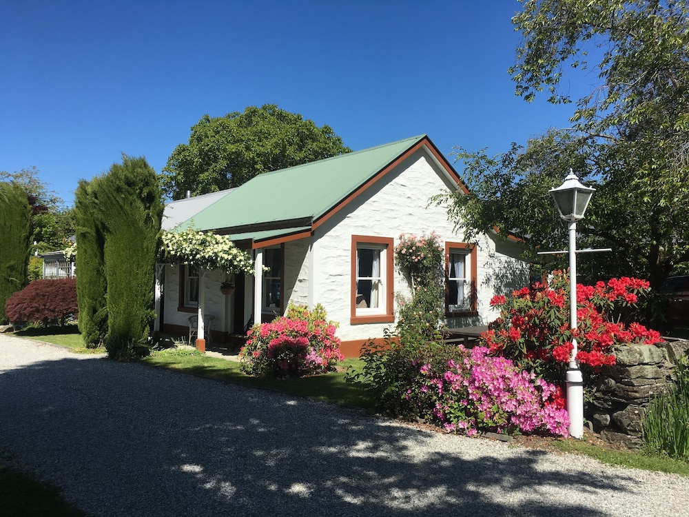 Settlers Cottage Motel 4/64
