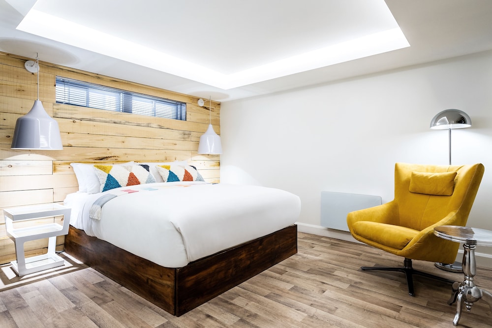 Basement, Queen Bed