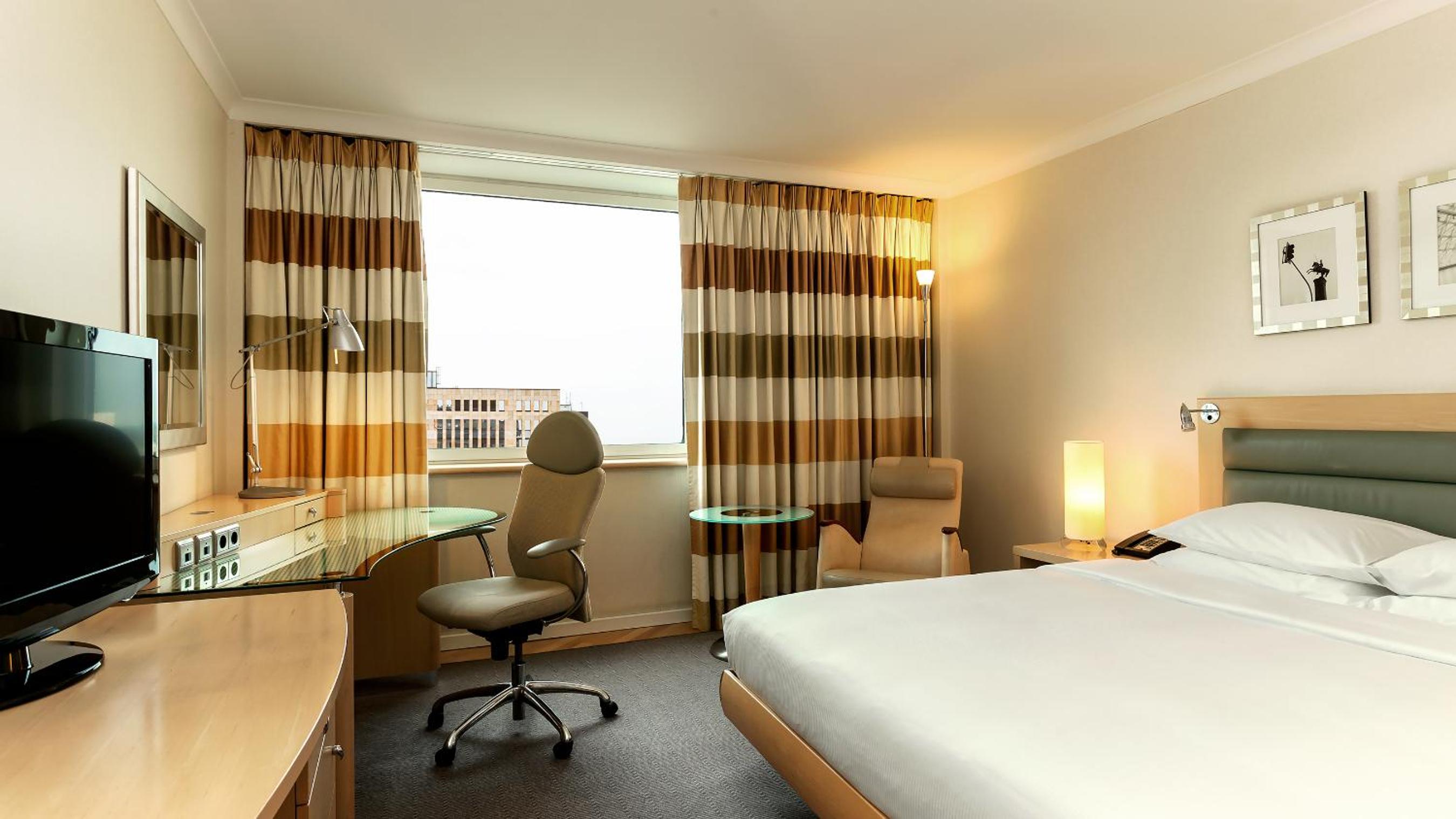 غرفة بسرير كينج وسرير كوين، Hilton Duesseldorf 4/9