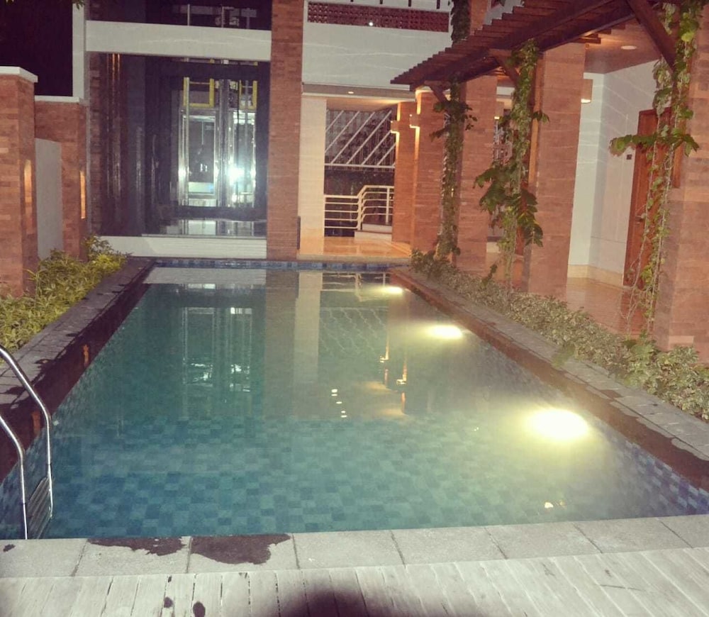 Hotel Parangraja 61/61