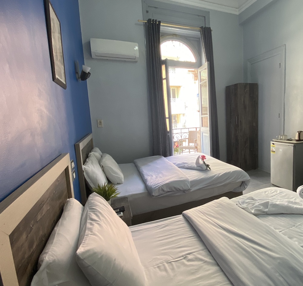ROOM, QUADRUPLE, SHARED BATHROOM
