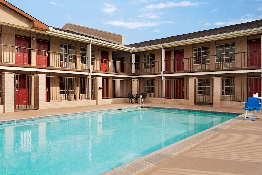Super 8 By Wyndham Gulfport Near Biloxi 7/57