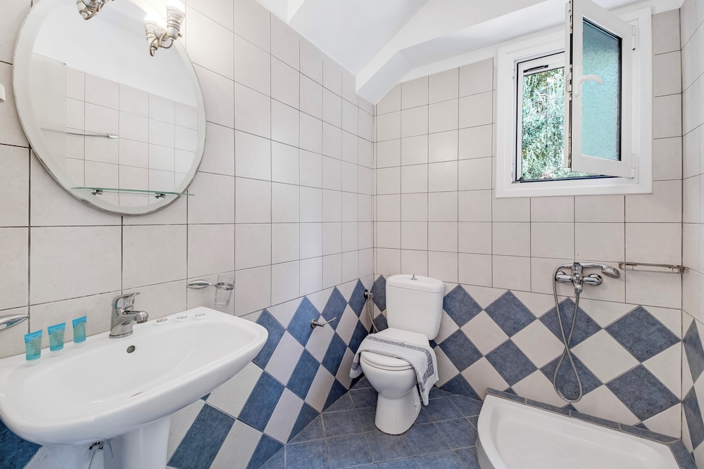 Oasis Apartments 50/50