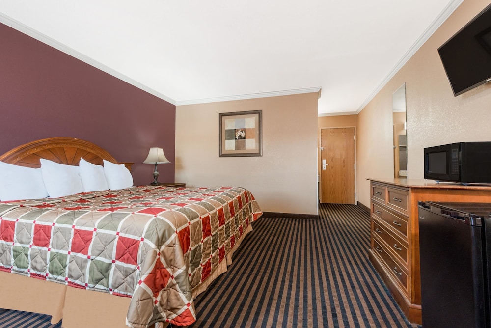 Days Inn by Wyndham Anderson IN 8/34