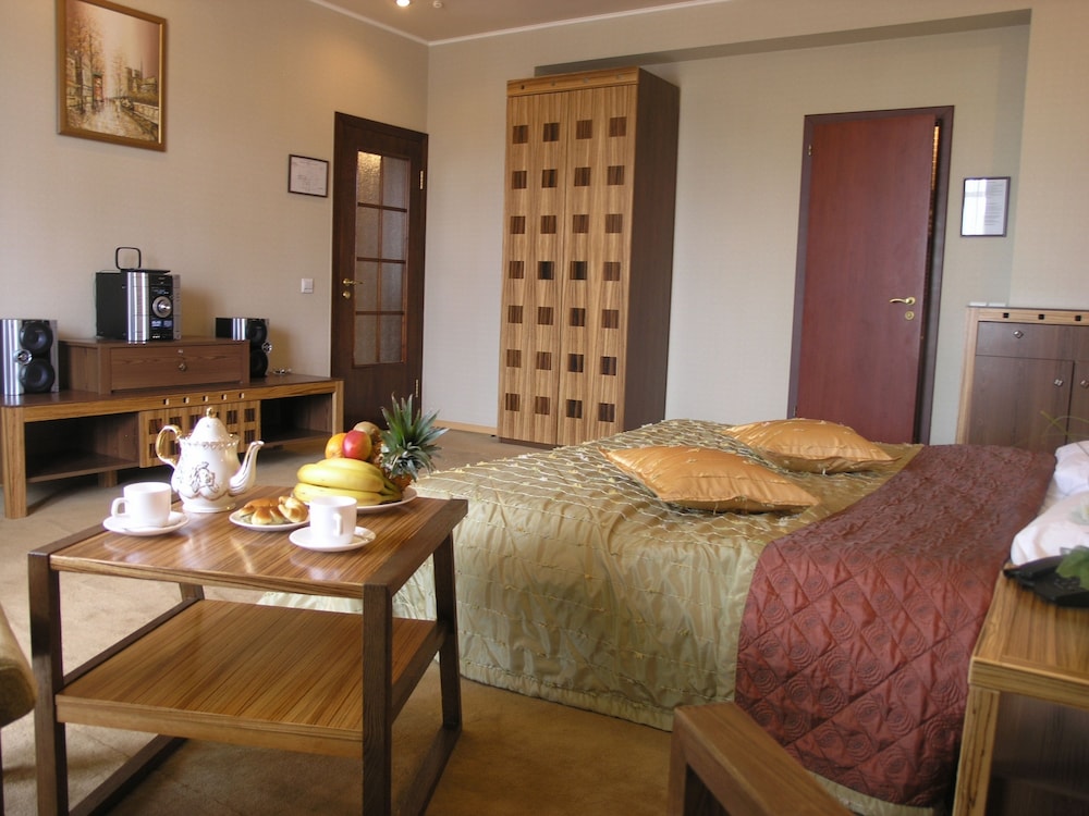 Golden Dragon Hotel 32/75