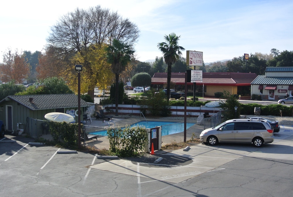 Vino Inn & Suites (ex Rancho Tee Motel) 50/63