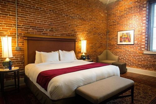 DELUXE, KING BED