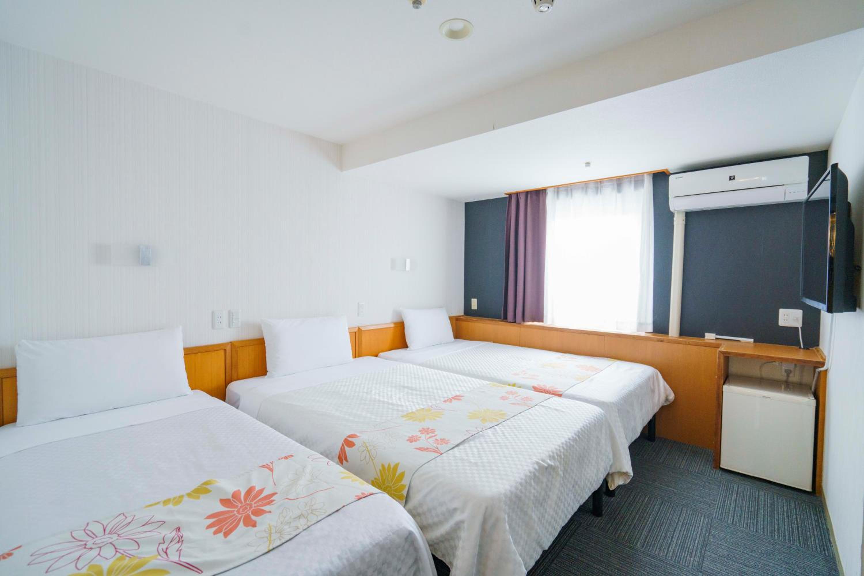 Hollywood, Triple, 3 Beds