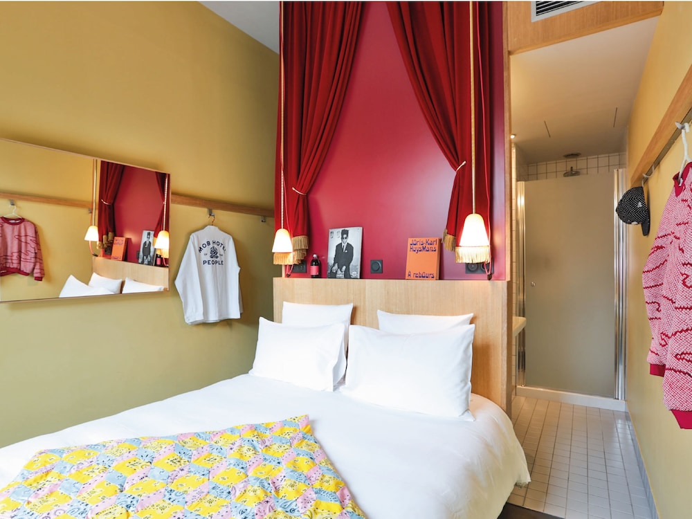 Mob Hotel Paris Les Puces 22/65