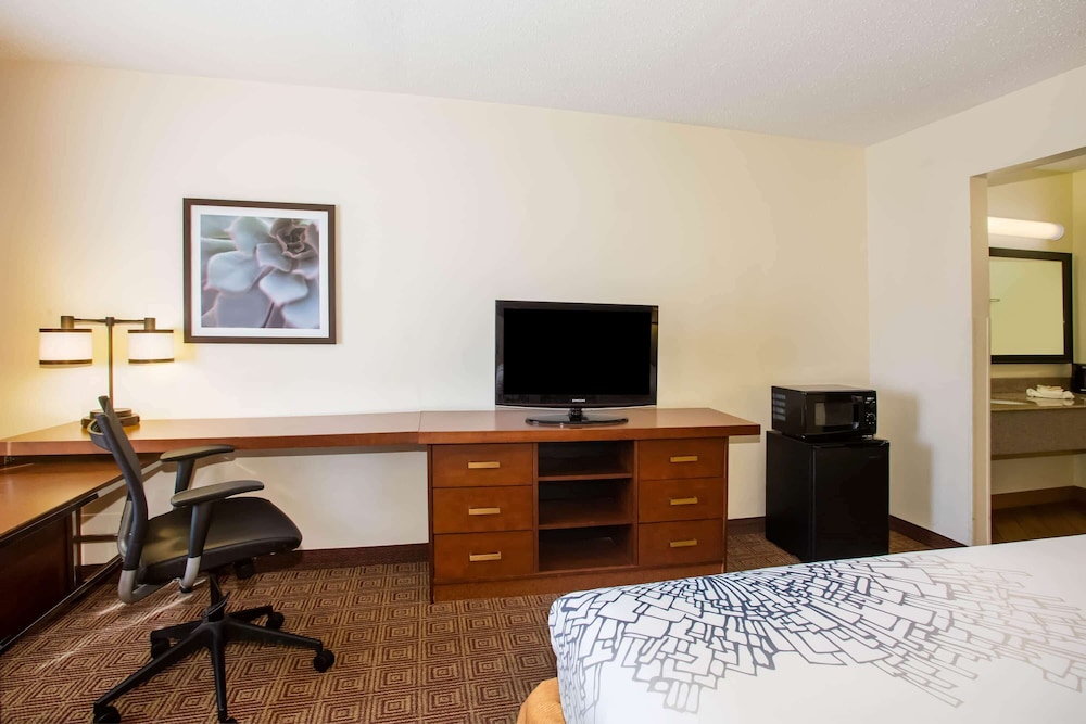 Baymont by Wyndham Columbia, MO 20/23