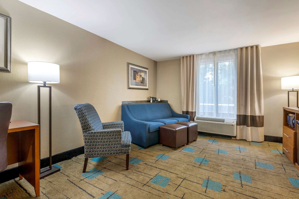 Comfort Suites Near McAs Beaufort 18/28