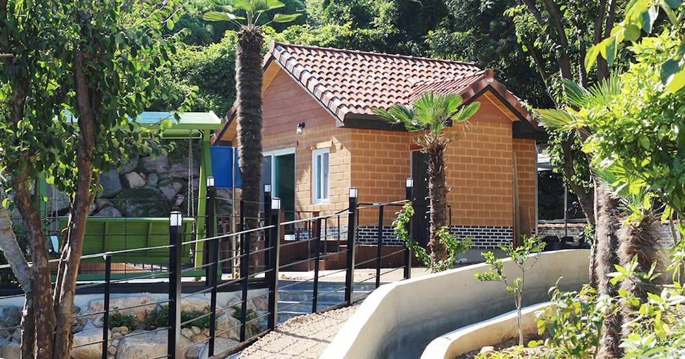 Pyramid Red Clay Pension 21/26