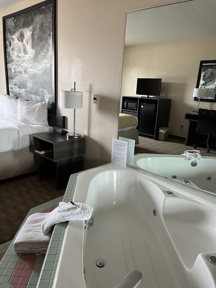 Super 8 By Wyndham Sturgis 19/27