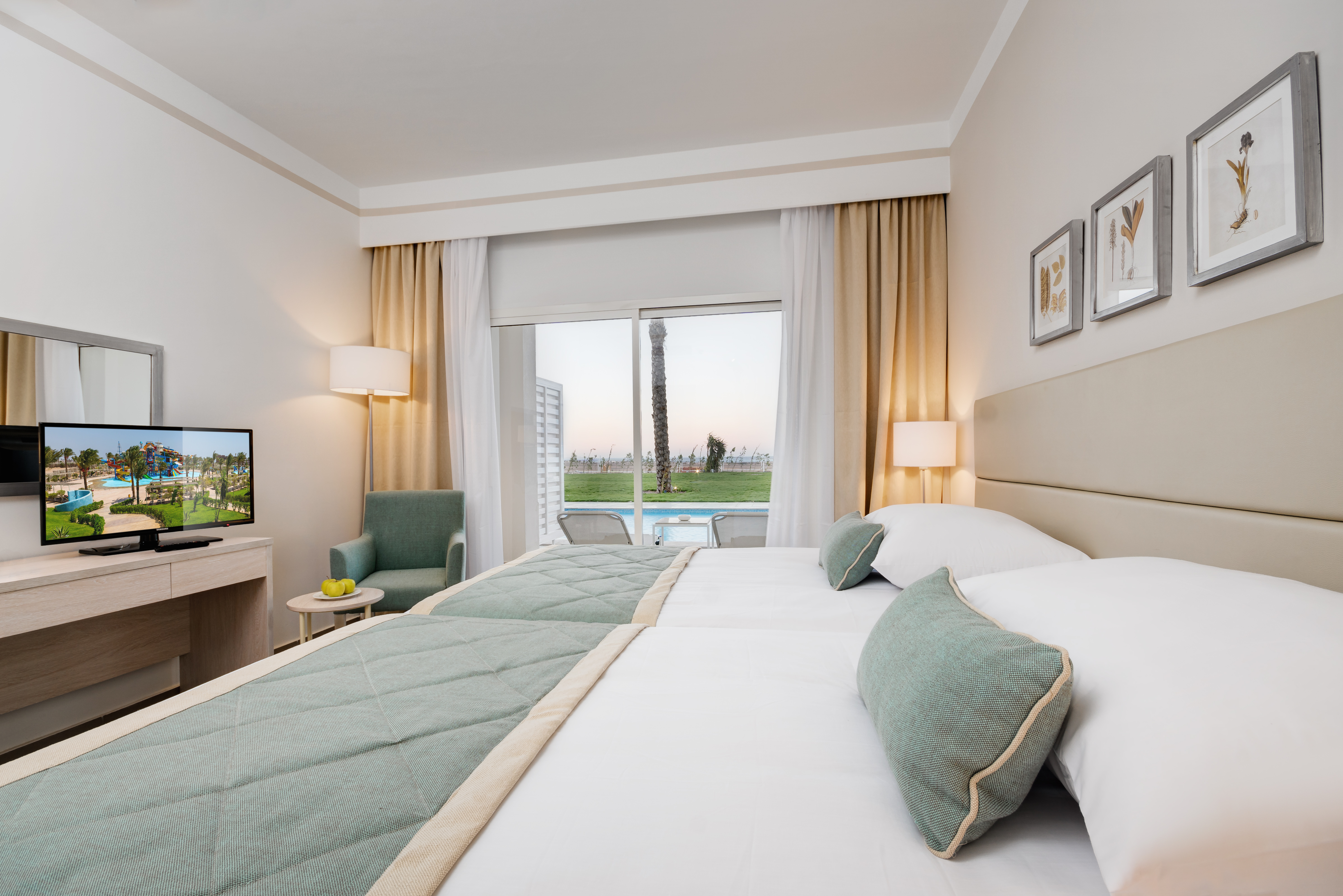 Swim Up, Family, Triple, Queen Bed