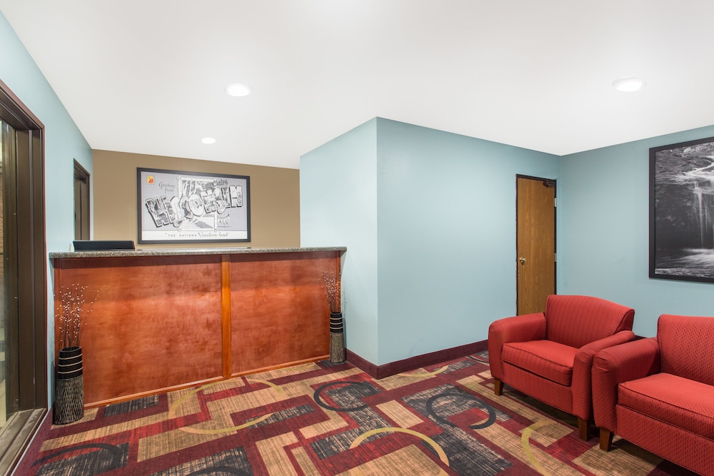 Super 8 By Wyndham Eau Claire I-94 6/20