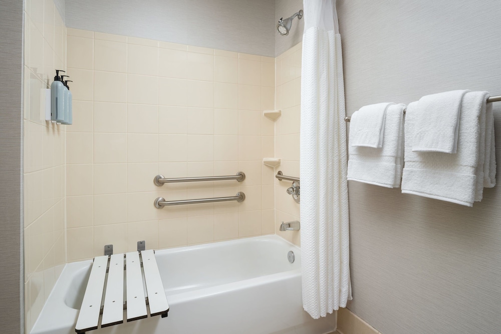 Courtyard by Marriott Kingston 49/50