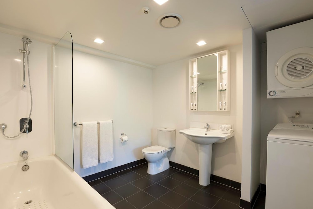 Quest Ponsonby 17/44