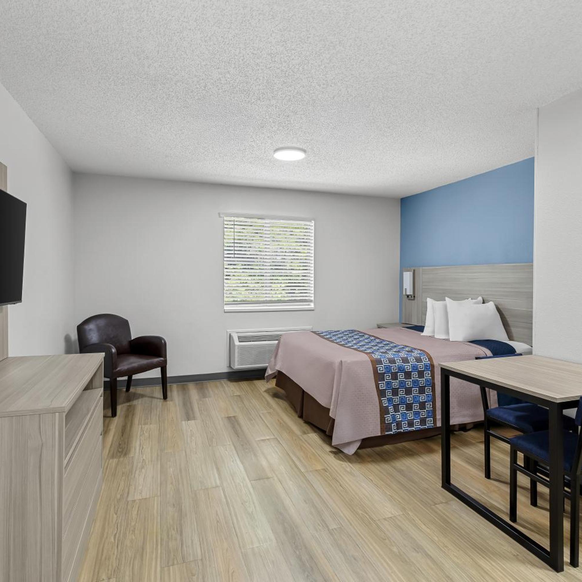Efficiency, Queen Bed، Suburban Studios Copley Akron West 2/3