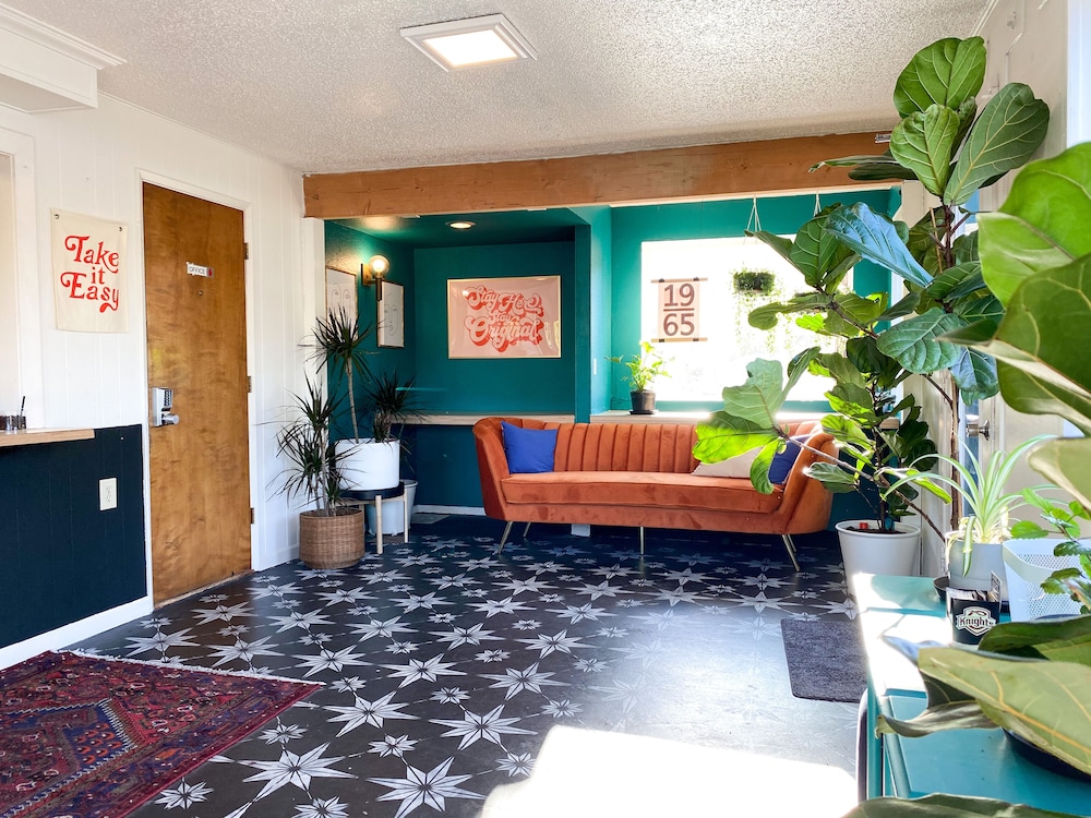 University Inn 7/63