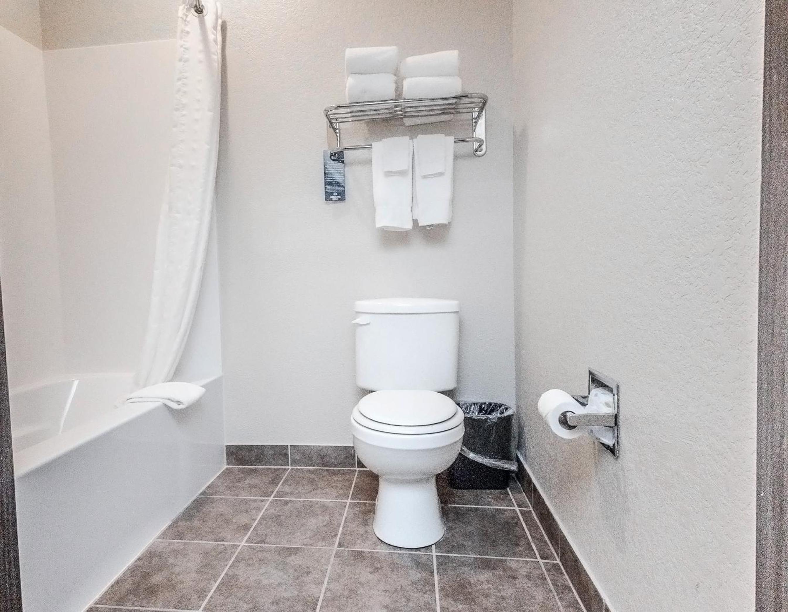 غرفة بسرير كينج بجاكوزي، Cobblestone Inn and Suites Maryville 8/9