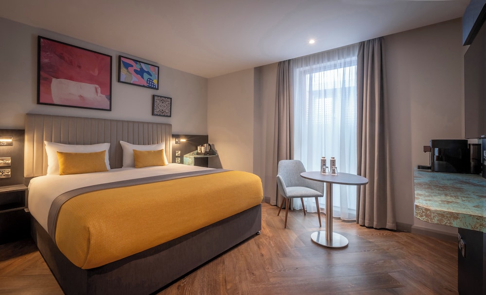 EXECUTIVE, KING BED