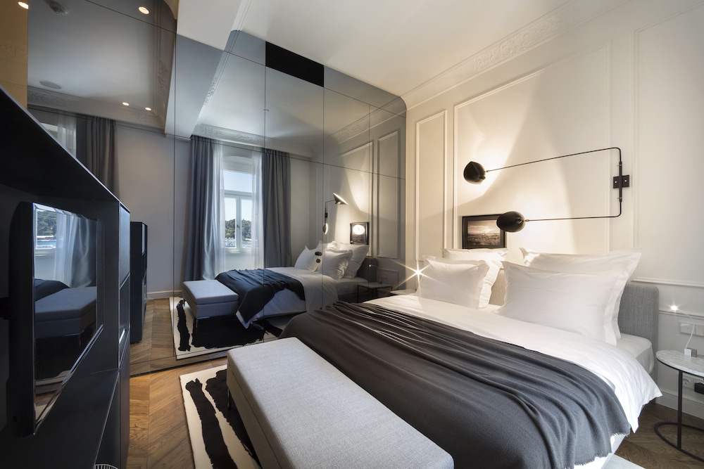 Adriatic Hotel 8/50