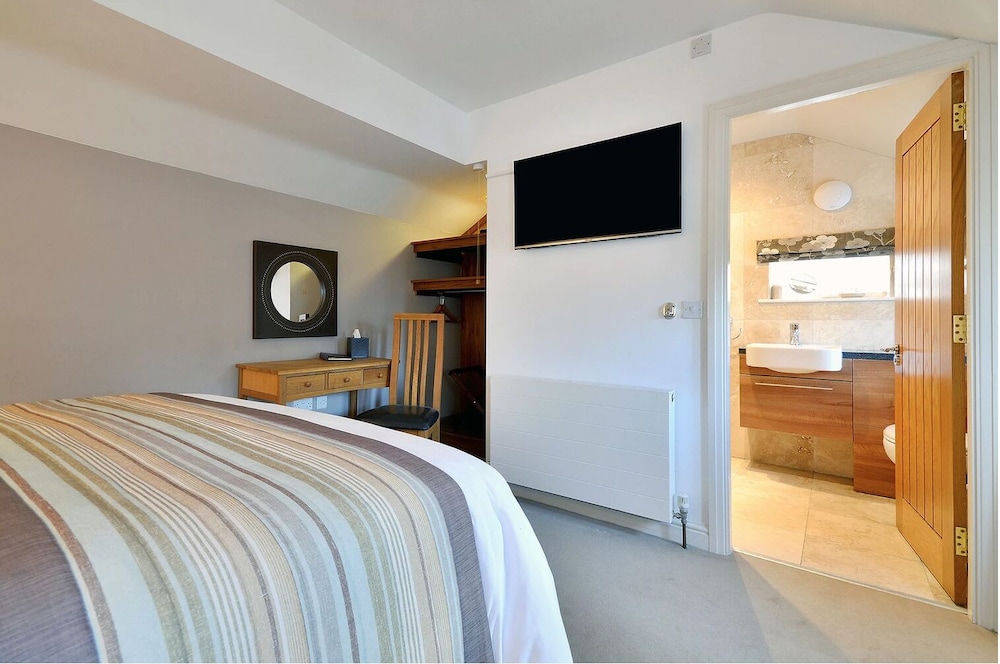 DELUXE, DOUBLE BED