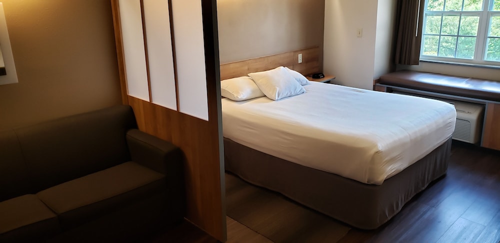 Room at Microtel Inn & Suites by Wyndham York, YORK - ME