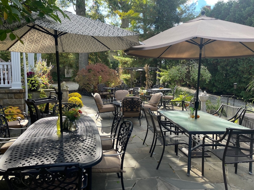 South Broadway Manor Bed and Breakfast 56/72