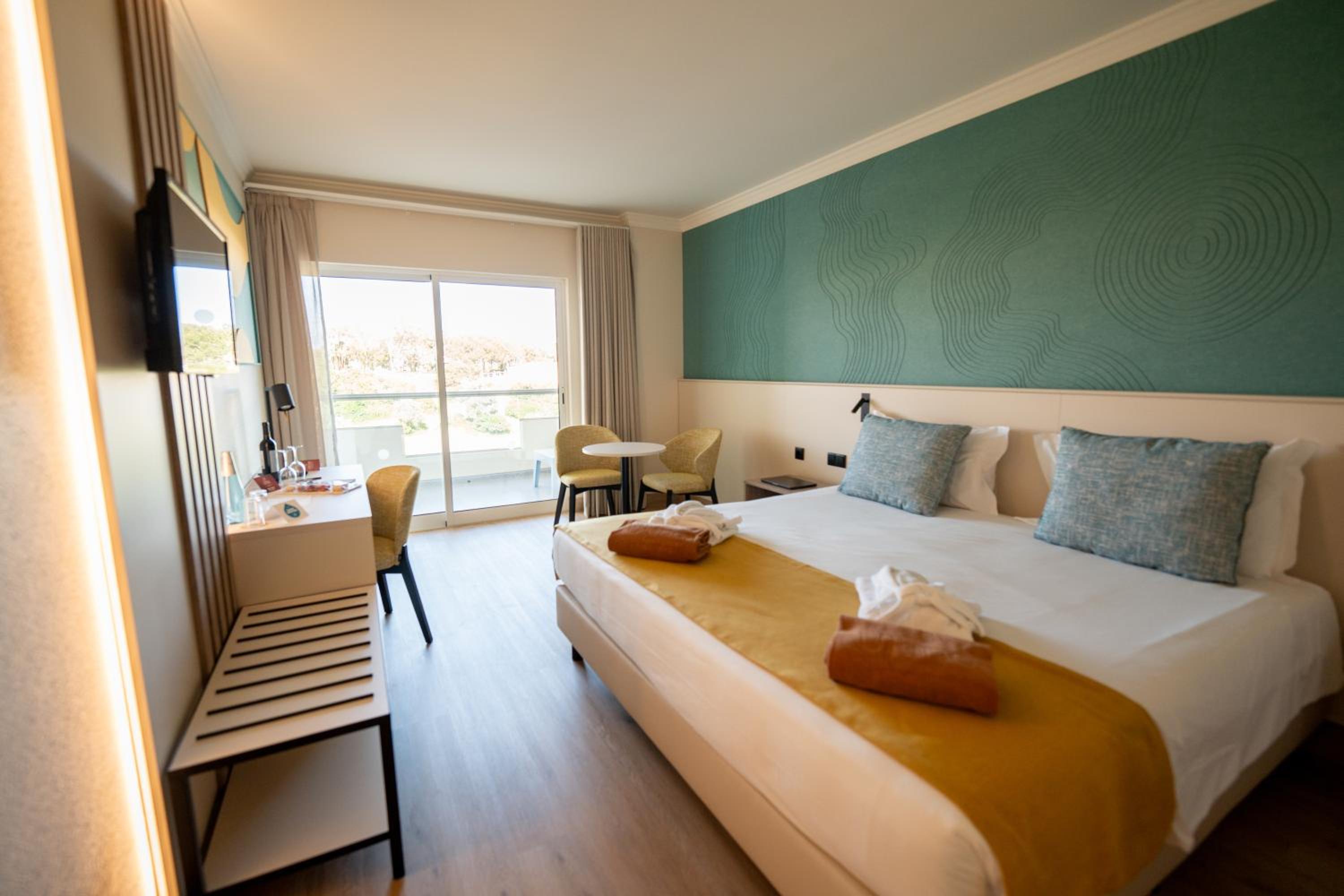 Fantasy, Family, Double and Twin Beds, Lateral Side Sea View