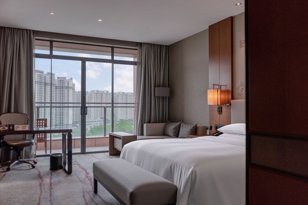 DELUXE, KING BED, LAKE VIEW