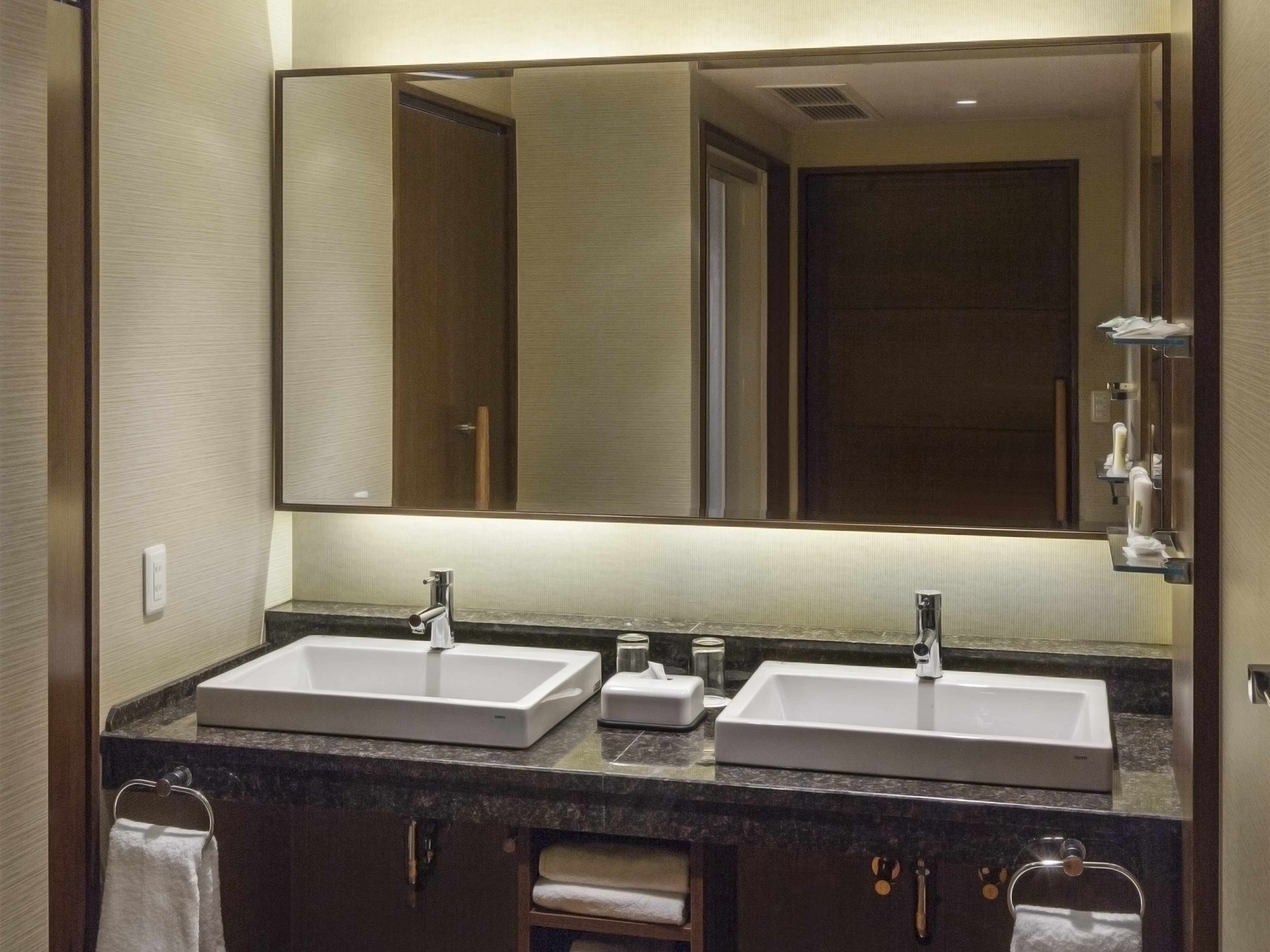 Holiday Inn ANA Kanazawa Sky 80/80