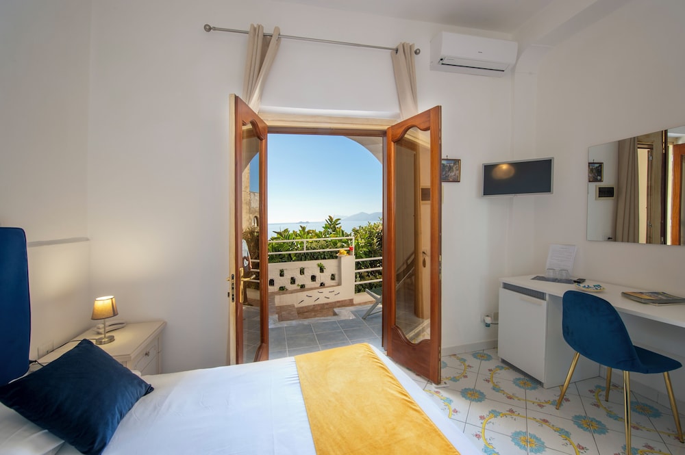 غرفة أساسية ثلاثية بسرير مزدوج وسرير فردي بإطلالة على البحر، Villa Bellavista 5/6