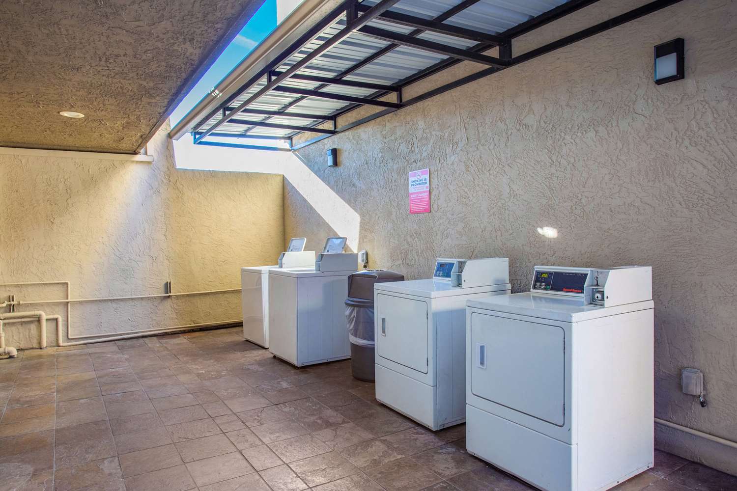 Econo Lodge Inn & Suites Escondido Downtown 14/48