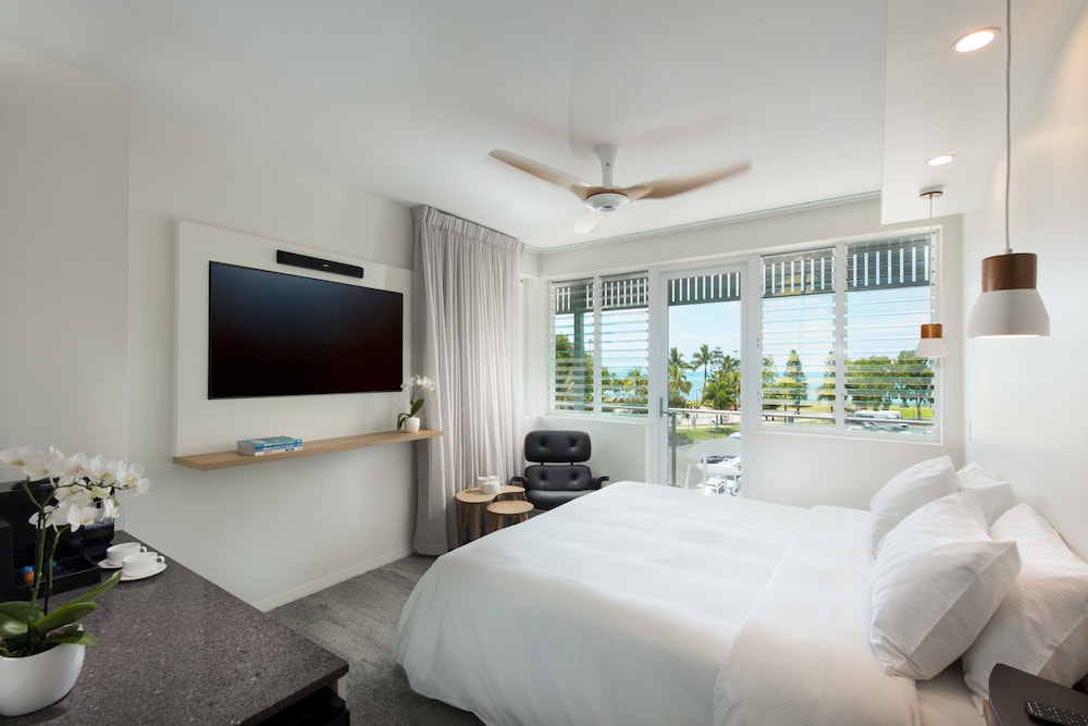 Designer, Spa, King Bed